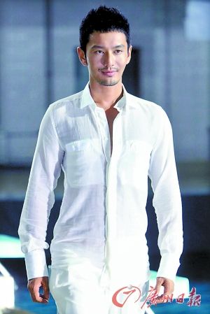 黄晓明手捞大闸蟹_黄晓明年收入