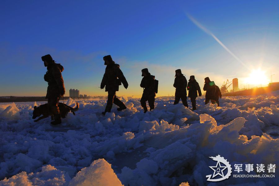 黑龙江边防战士驾雪橇在界江巡逻