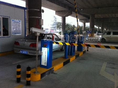 西安最大封闭型公共停车场昨日启用 24小时开
