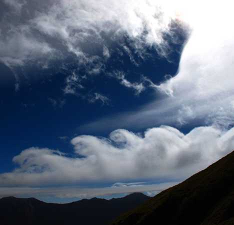 罕見波浪雲捲曲翻滾:怪異雲層橫穿天空