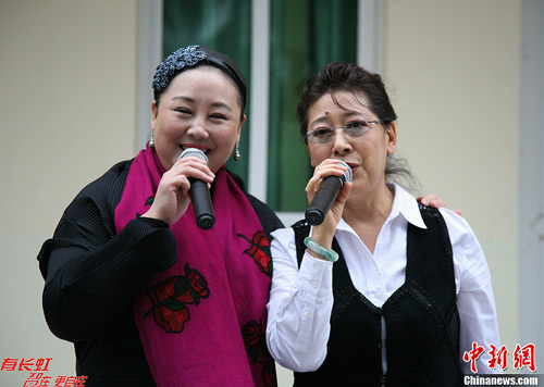 图为关牧村与<em>女</em>高音歌唱家郑咏<em>合唱歌曲</em>