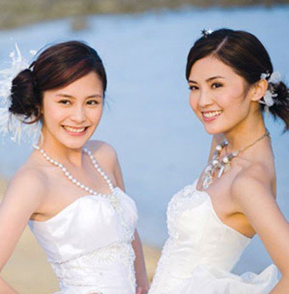 <em>Twins</em>搞怪自拍照大比拼 合拍秀出可爱<em>女人味</em>_