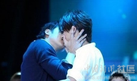 王力宏否认爱上李云迪