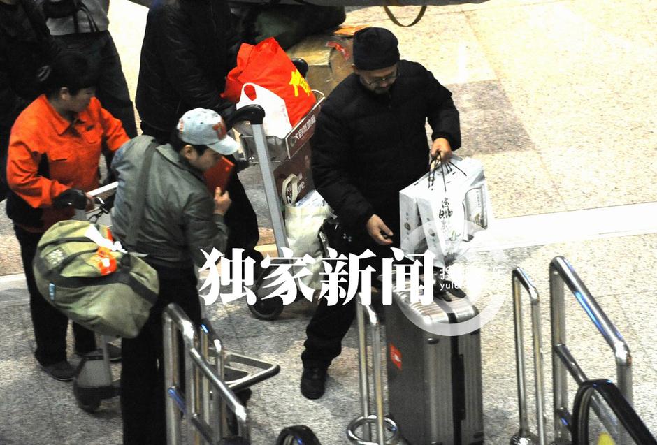 <em>程咬金</em> 姜武与助理回京行李众多 获神秘<em>女</em>接机
