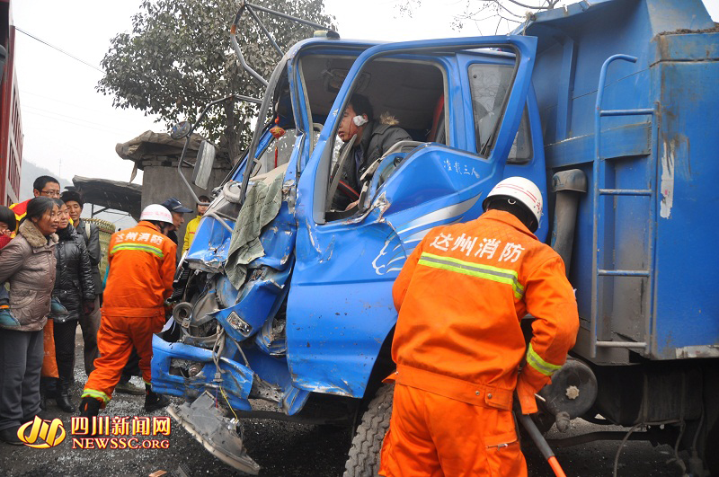 雾霾天两车相撞司机被困 周围滞留车辆达一公