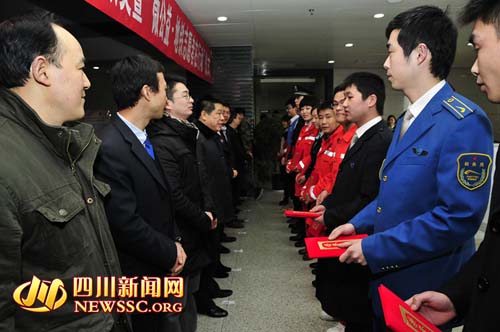 机器人站务员现身_成都地铁站务员收入(3)