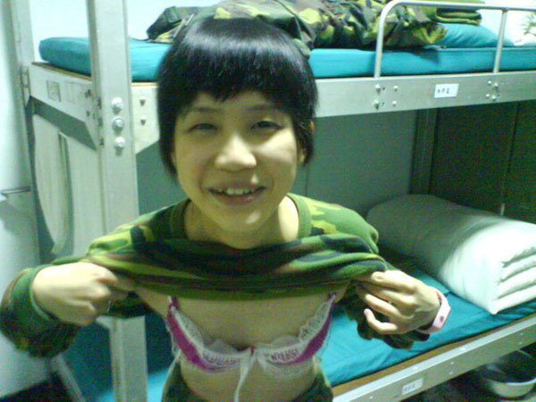 女兵也疯狂!台军士兵不雅照大曝光(图)