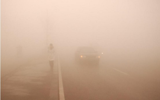 全国大范围雾霾 骚扰电话加重驾车危险