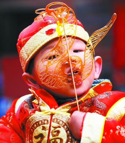 一名小朋友在江苏省南京市湖南路的民俗文化庙