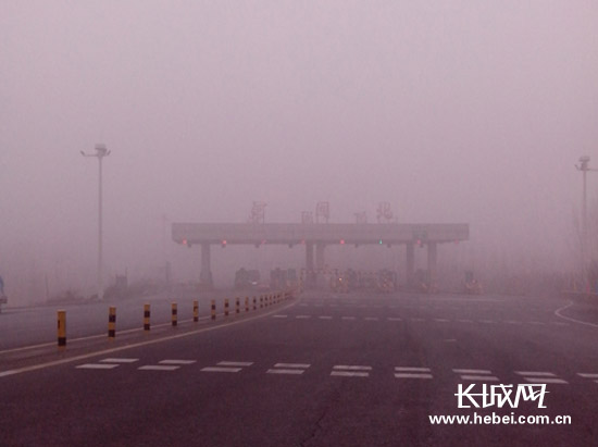 沧州部分高速出现雾霾天