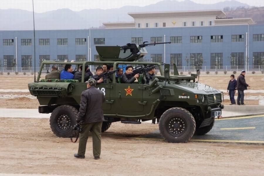 中国新型轮式装甲突击车进行爬坡测试