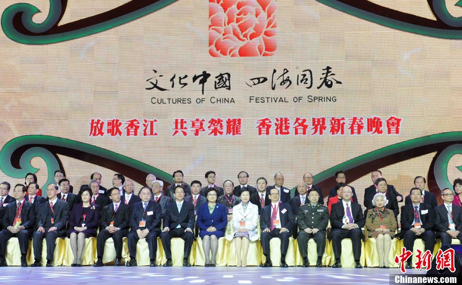 李玉刚香港各界新春晚会上受热捧