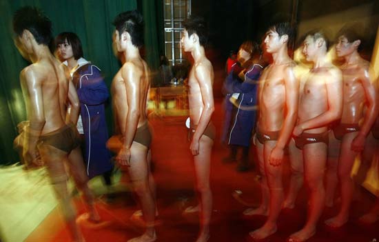 揭艺考艰难路:女生低胸真空上阵 <em>男模</em>全程穿内