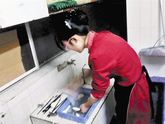 大一女生春节打工救母