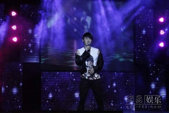 <em>JUNJIN</em>北京办见面会 陪粉丝过迟来的情人节