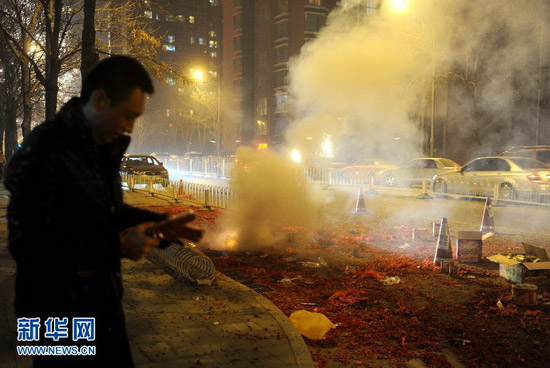 北京元宵节遭雾霾天 市民放烟花呛出严重污染