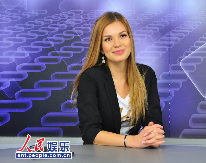 <em>俄罗斯</em>籍<em>美女歌者</em>娜娜做客人民网[图]