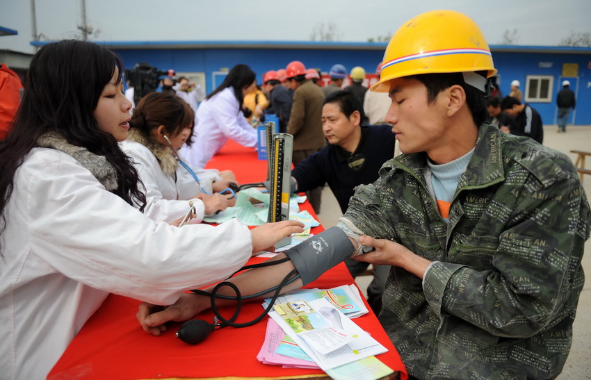 我国农民人口总数_中华人民共和国人口总数与自然增长率 19-中国人口 百科(2)