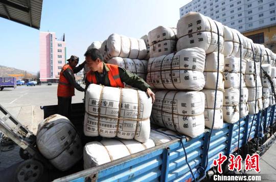 甘肃天水火车站紧急起运万条棉被支援云南地震