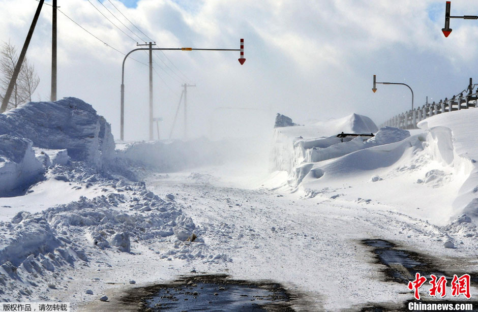 日本北海道遇罕见强降雪 致一家4口被困车中而