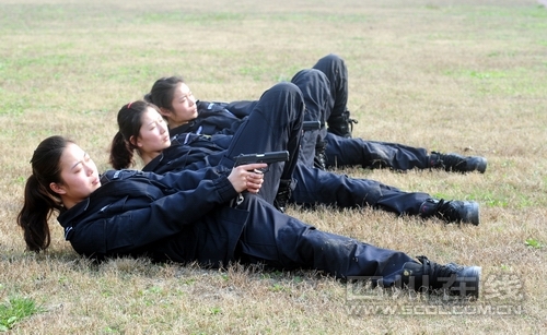 训练基地里的<em>女特警</em>:每天往返操场和靶场 举枪