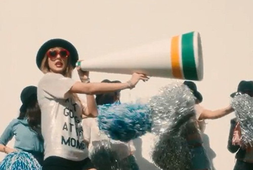 泰勒为新歌拍摄MV 携姐妹淘享受海边生活(图