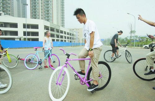 中学生骑 死飞 被撞死引热议 死了都要飞?_中国