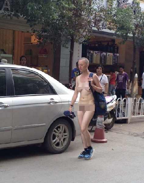 深圳裸女闹市持刀自杀吓傻保安