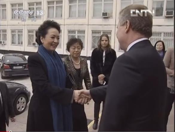 彭丽媛参观莫斯科的<em>一所</em>孤儿寄宿<em>学校</em>_中国网