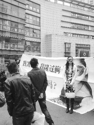 常州<em>80后美女</em>街头高调征婚 路人质疑其炒作_新