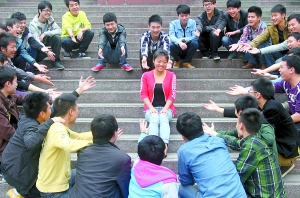 采矿系唯一女生男同学<em>编织心形</em>图案求她留下