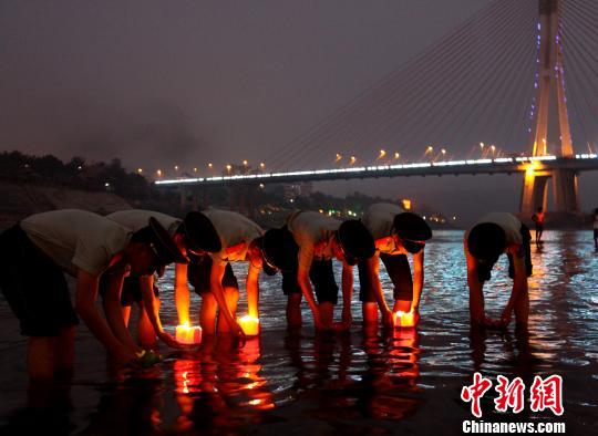 云南边防官兵湄公河畔祭奠105 惨案遇难船员