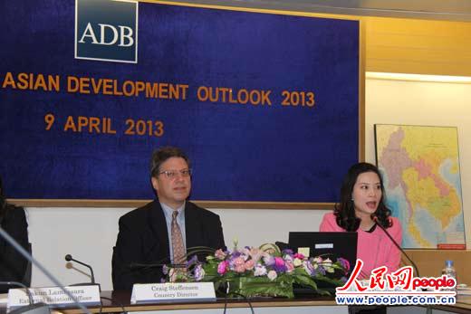 亚洲开发银行最新的《亚洲发展展望2013》报告发布会9日在泰国曼谷举行。图为亚洲开发银行驻泰国代表处首席代表奎格史蒂芬森（Craig Steffensen）（左）和亚洲开发银行高级经济学家露西梦(Luxmon Attapich)。（拍摄：人民网驻泰国记者暨佩娟）