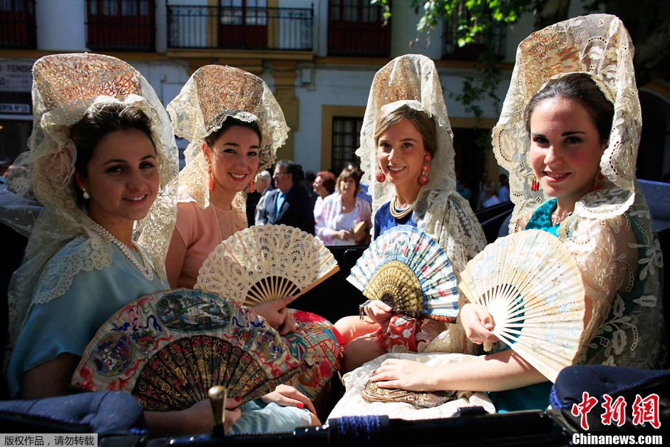 西班牙举办马车展 女士穿传统披风显淑女本色