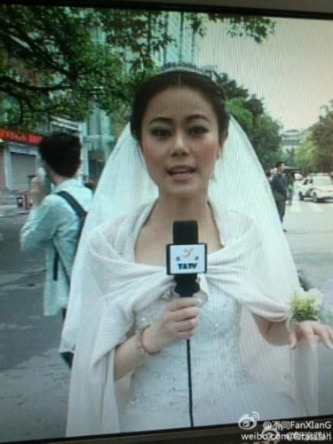 韩国女主播_震后穿婚纱的女主播