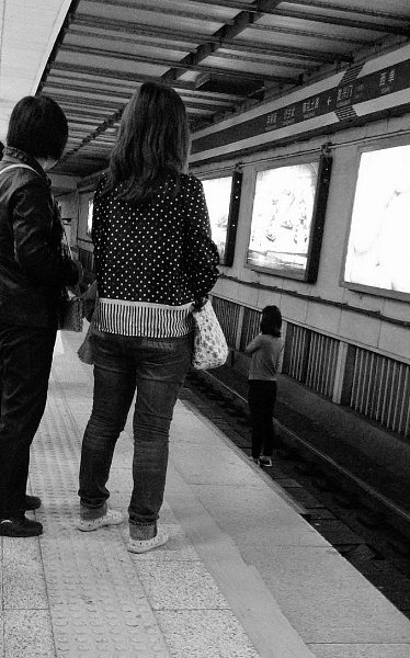 女子站在地铁轨道中间欲轻生 不停哭泣(图)