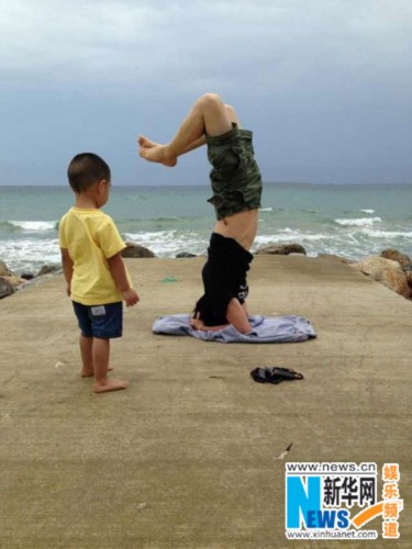 刘若英与儿子海边度假照片，母子牵手游泳或沙滩漫步