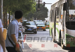　　昨日下午，在南二环，不时有私家车开上公交专用道