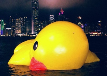 香港大黄鸭漏气变鸭蛋黄 周五或可修复(图)