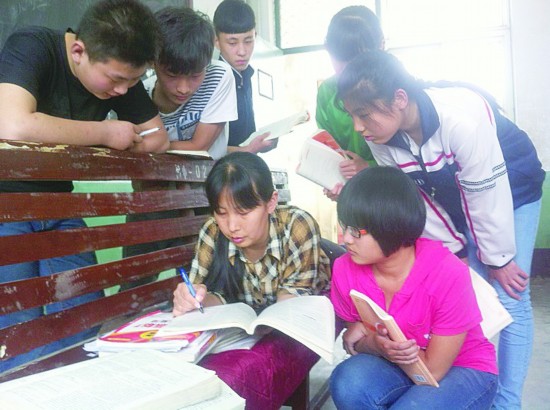 河北教师鲁志红腰间盘突出 趴在长凳上给学生