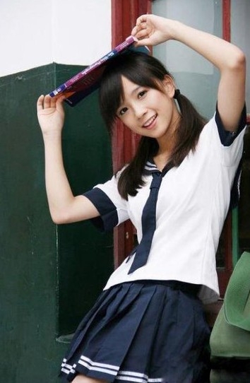 台湾清纯校花网络爆红 校服短裙黑丝青春诱惑