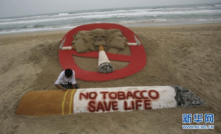 印度学生塑沙雕迎接世界无烟日