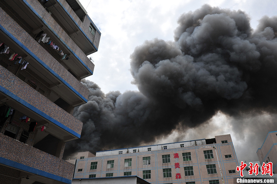 深圳横岗一电器公司发生火灾事故 现场浓烟滚