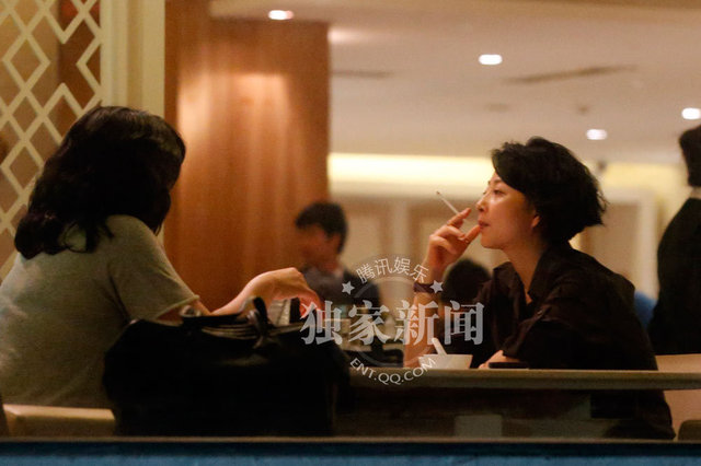 殷桃素颜与好友聚餐 当众抽烟豪放似大姐大(组图)