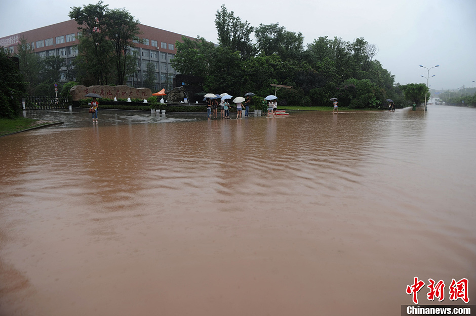 暴雨致重庆主城多路段积水 部分地区拉警戒线