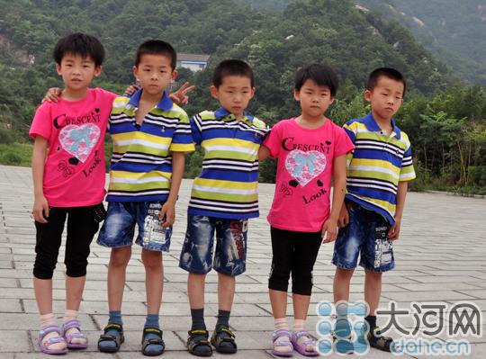 河南五胞胎为景区代言 上任首日抗议校长开房