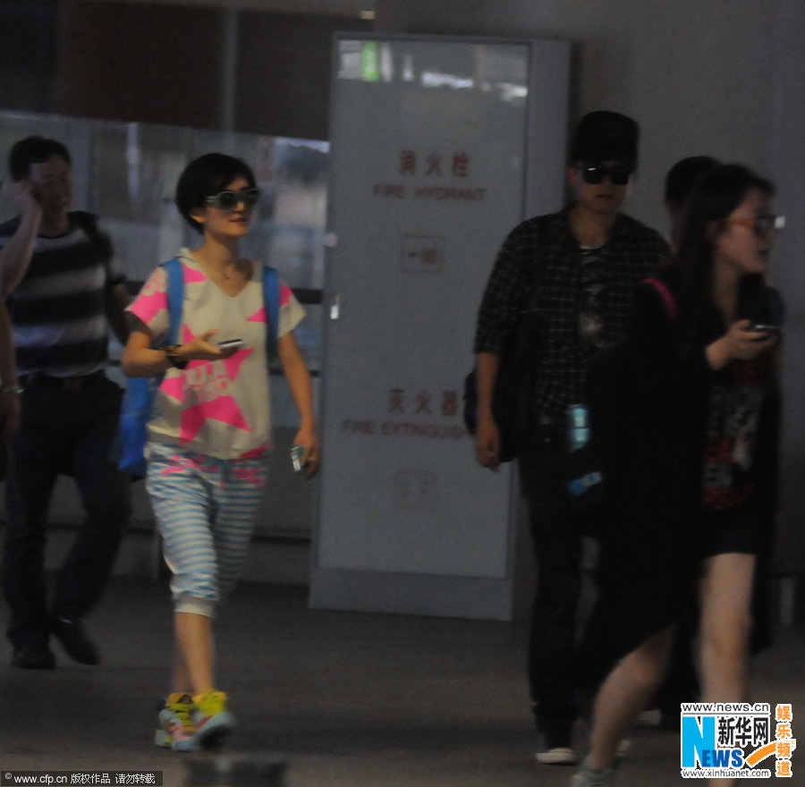 <em>张杰戴墨镜</em>现身机场 谢娜素颜休闲装凸显身材
