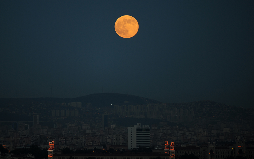 2013年6月23日夜晚,一轮圆月在伊斯坦布尔城市上空升起.