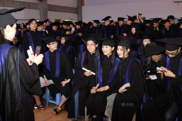 硕士学位服图片 5532677166127103953.jpg