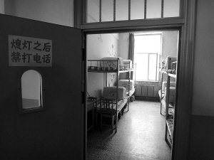 技校女生被锁寝室跳楼摔伤 校长称其 违纪 \/组图